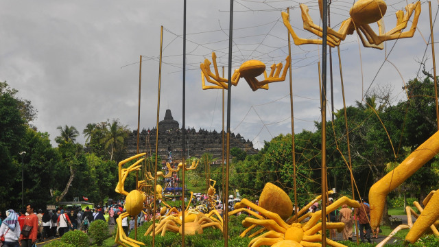 Sejumlah wisatawan melintasi area Golden Spider atau Laba-Laba Emas di kawasan Taman WIsata Candi (TWC) Borobudur, Jawa Tengah, Minggu (23/12/2018). (Foto: ANTARA FOTO/Anis Efizudin)