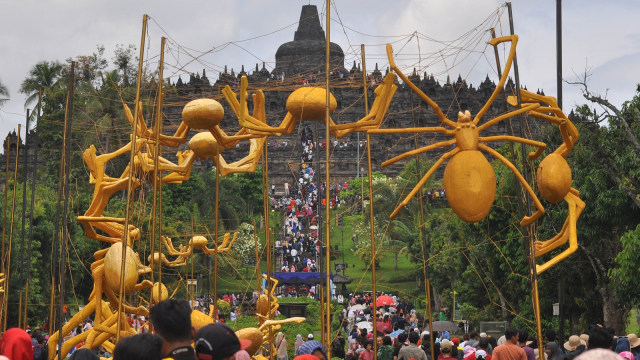 Sejumlah wisatawan melintasi area Golden Spider atau Laba-Laba Emas di kawasan Taman WIsata Candi (TWC) Borobudur, Jawa Tengah, Minggu (23/12/2018). Foto: ANTARA FOTO/Anis Efizudin