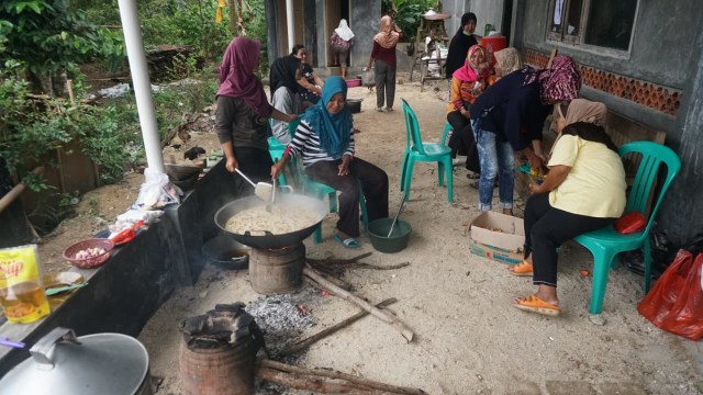Suasana di posko pengungsian korban tsunami di Desa Totoharjo, Bakauheni, Lampung Selatan. (Foto: Nugroho Sejati/kumparan)