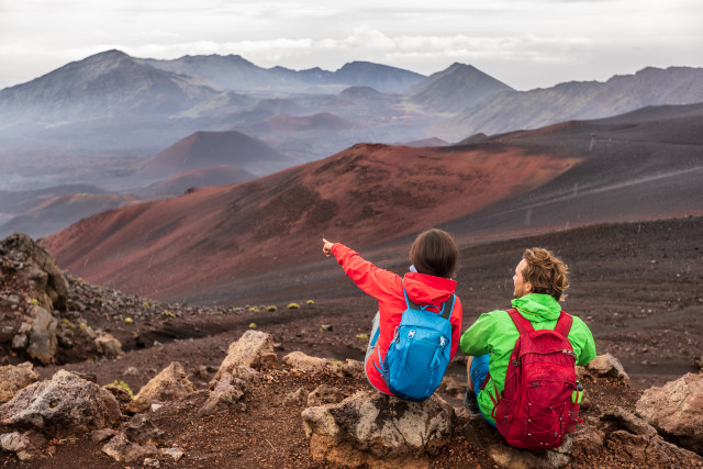 Ilustrasi Turis di Gunung Berapi (Foto: Shutter Stock)