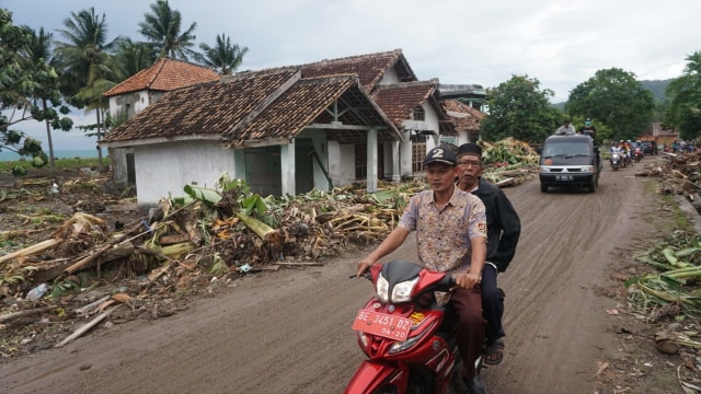 Kondisi Desa Kunjir, Kecamatan Rajabasa, Lampung Selatan usai terkena tsunami. (Foto: Nugroho Sejati/kumparan)