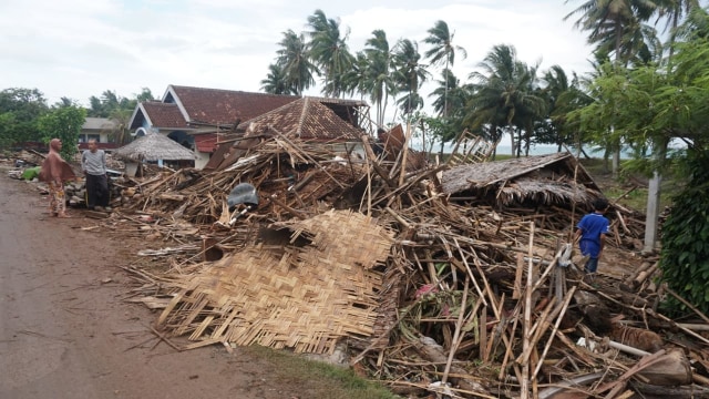 Kondisi Desa Kunjir, Kecamatan Rajabasa, Lampung Selatan usai terkena tsunami. (Foto: Nugroho Sejati/kumparan)