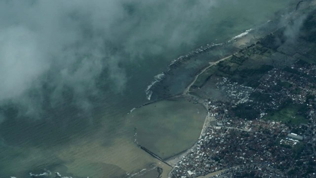 Keadaan Pantai Carita Anyer dari pantauan udara. Foto: Matheus Marsely/kumparan