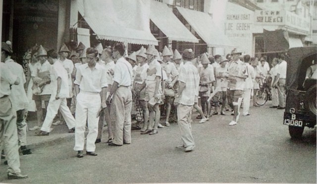 Anggota baru Perhimpunan Mahasiswa Katolik Republik Indonesia (PMKRI) di Pasar Baru, Jakarta, tahun 1958. (Foto: Dok. IPPHOS/Buku “Menyibak Tabir Orde Baru”)