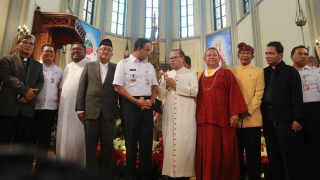 Gubernur DKI Jakarta Anies Baswedan melakukan kunjungan malam Natal di Gereja Kathedral, Jakarta Pusat. (Foto: Dok. Pemprov DKI)