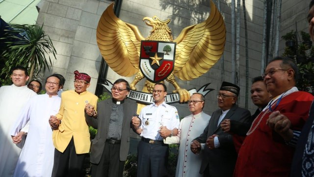 Gubernur DKI Jakarta Anies Baswedan melakukan kunjungan malam Natal di Gereja Kathedral, Jakarta Pusat. (Foto: Dok. Pemprov DKI)