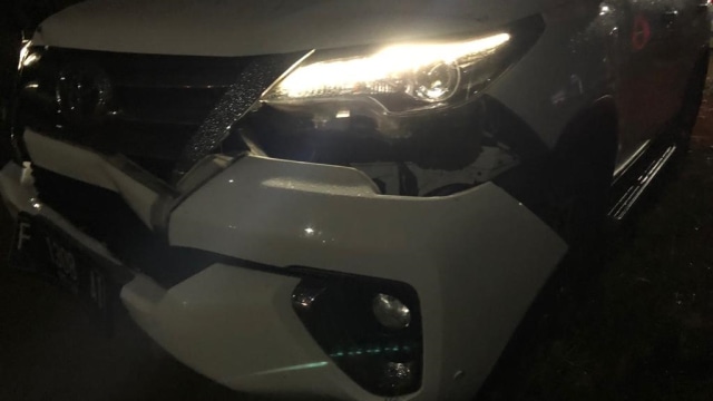 Toyota Fortuner milikku yang rusak di bagian depannya. (Foto: Arifin Asydhad/kumparan)