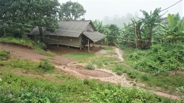 Tempat pengungsian di bukit desa Tanjung Jaya, Kecamatan Panimbang, Kabupaten Pandeglang. (Foto: Helmi Afandi/kumparan)