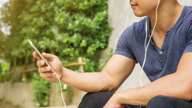 com-Mendengarkan Musik dengan Earphone (Foto: Shutterstock)