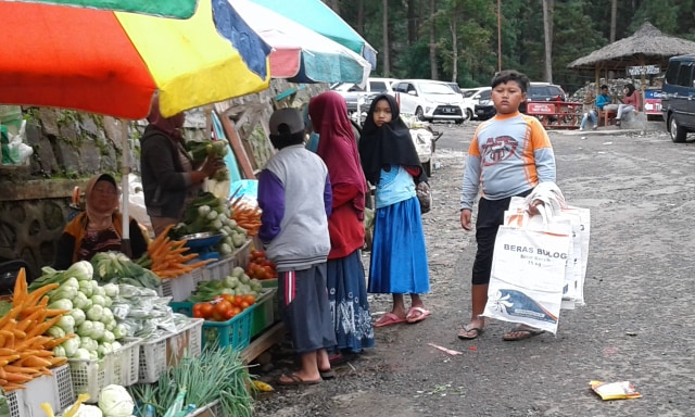 Liburan Sekolah, Anak – Anak Guci Cari Rejeki Jualan Karung Sayur dan Cuci Mobil Wisatawan