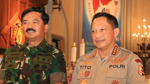 Kapolri dan Panglima TNI meninjau pengamanan gereja di Jakarta dan meyakinkan pelaksanaan Natal 2018 aman dan lancar. (Foto: Dok. Mabes Polri)
