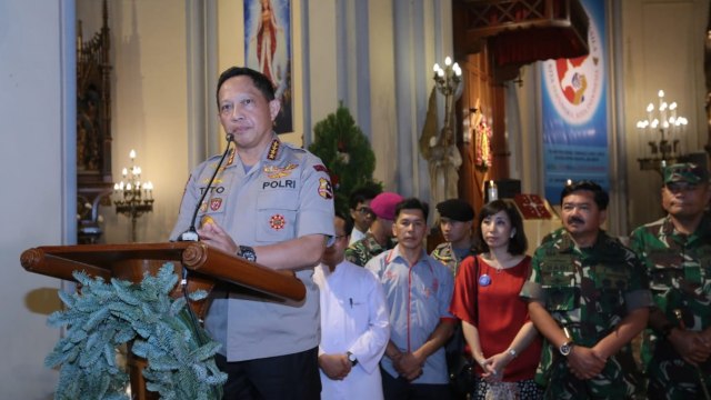Kapolri Jenderal Pol Tito Karnavian dan Panglima TNI Marsekal Hadi Tjahjanto meninjau pelaksanaan malam natal di Katedral. (Foto: Fadjar Hadi/kumparan)