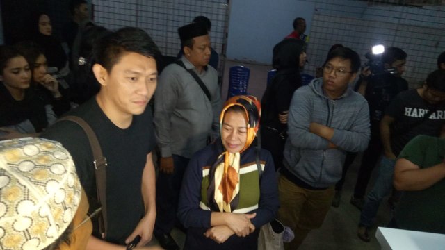 Jenazah istri dari Ifan Seventeen tiba di terminal kargo bandara Halim Perdanakusumah. (Foto: Aprilandika Pratama/kumparan)