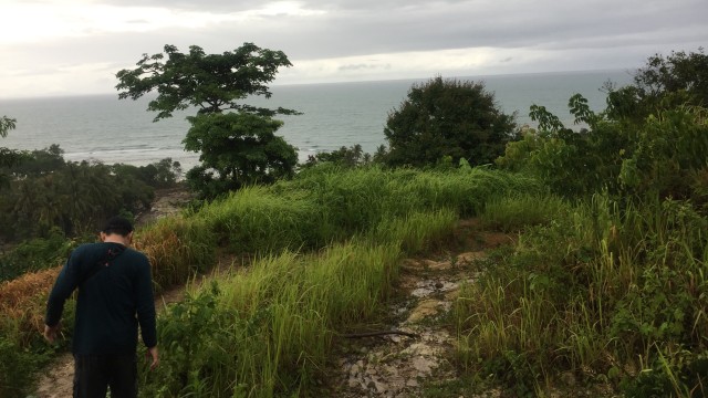 Kumparan menempuh perjalanan 2,5 km menuju titik pengungsian di atas bukit. (Foto: Mirsan Simamora/kumparan)