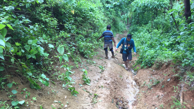 Kumparan menempuh perjalanan 2,5 km menuju titik pengungsian di atas bukit. (Foto: Mirsan Simamora/kumparan)