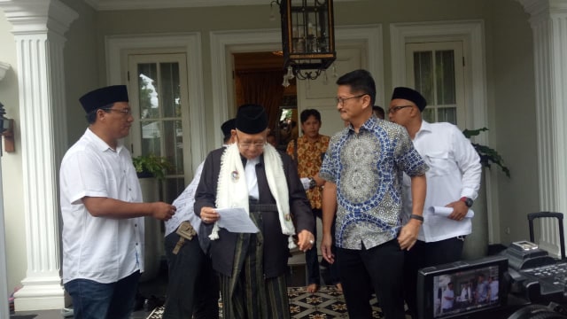 Konpres Ma'ruf Amin sebelum berangkat ke Pandeglang di Kediamannya,  Jalan Situbondo (Foto: Fahrian Saleh/kumparan)