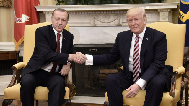 Presiden Amerika Serikat Donald Trump (kanan) bersalaman dengan Presiden Turki Recep Tayyip Erdogan di White House, Washington. (Foto: AFP/OLIVIER DOULIERY)