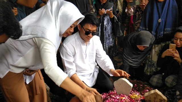 Prosesi pemakaman istri Ifan Seventeen. (Foto: Pramita Kusumaningrum/kumparan)