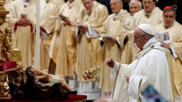 Paus Fransiskus dan Pastor di Vatikan. Foto: REUTERS / Max Rossi