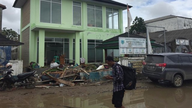 Kondisi Kantor Desa Sumberjaya, Kecamatan Sumur, Pandeglang, Banten, Selasa (25/12). (Foto: Rafyq Panjaitan/kumparan)