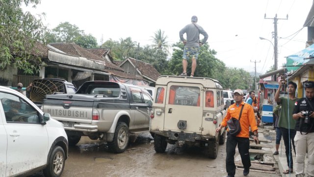 Kepanikan warga di Desa Sumber Jaya Kecamatan Sumur. (Foto: Helmi Afandi Abdullah/kumparan)