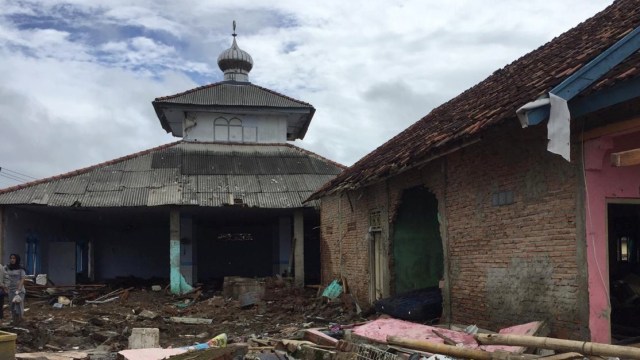 Salah satu masjid yang masih berdiri di Desa Sumber Jaya, Kecamatan Sumur,Kabupaten Pandeglang. (Foto: Mirsan Simamora/kumparan)