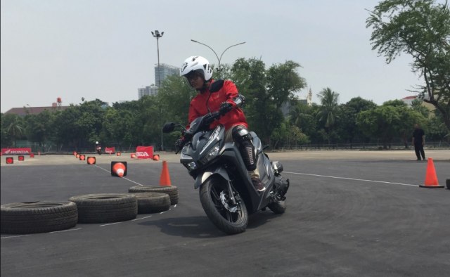 Ilustrasi mengendarai skuter matik. (Foto: Istimewa)