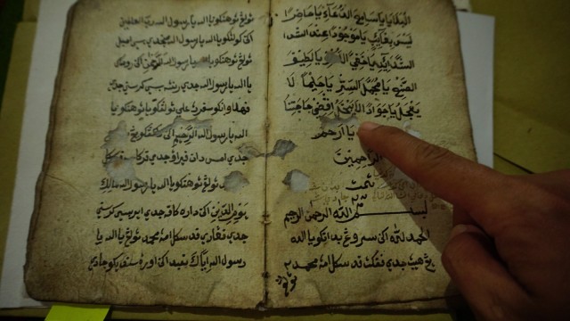 Salah satu manuskrip (kitab kuno) Aceh milik Tarmizi A Hamid. (Foto: Zuhri Noviandi/kumparan)