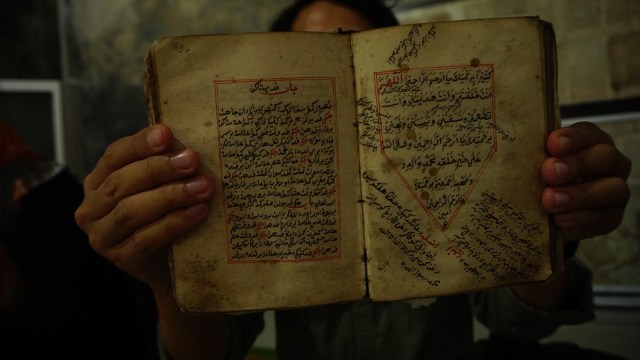 Salah satu manuskrip (kitab kuno) Aceh milik Tarmizi A Hamid. (Foto: Zuhri Noviandi/kumparan)