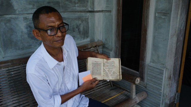 Kolektor manuskrip Aceh, Tarmizi A Hamid mengumpulkan sebanyak 600 manuskrip (kitab kuno) Aceh sejak tahun 1995. (Foto: Zuhri Noviandi/kumparan)