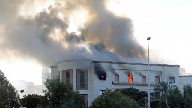 Asap mengepul Gedung Kementerian Luar Negeri Libya di Tripoli, Libya. (Foto: REUTERS / Hani Amara)
