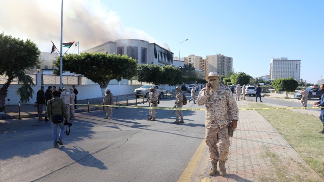 Asap mengepul di Gedung Kementerian Luar Negeri Libya di Tripoli. (Foto: REUTERS / Hani Amara)