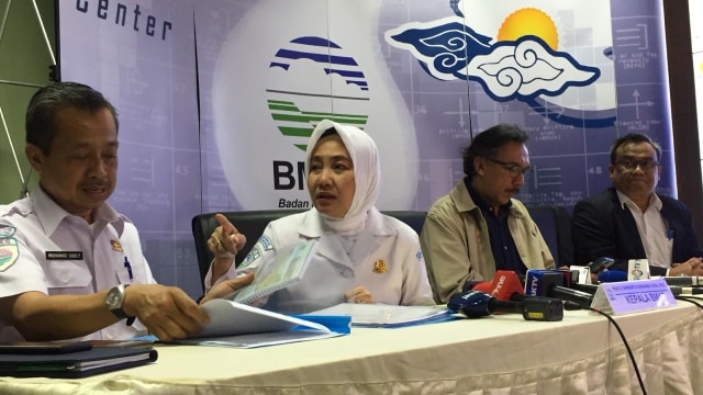 Kepala BMKG Dwikorita Karnawati memberikan keterangan pers terkait tsunami di Selat Sunda. (Foto: Fachrul Irwinsyah/kumparan)