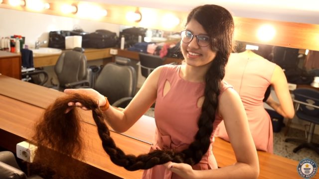 Nilanshi Patel, remaja dengan rambut terpanjang di dunia. (Foto: dok. YouTube/Guiness World Record)