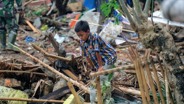 Sejumlah warga Kecamatan Rajabasa mencari barang dan surat-surat berharga di antara reruntuhan puing-puing bangunan rumahnya yang hancur akibat tsunami pada Sabtu (22/12) malam. (Foto: Nugroho Sejati/kumparan)