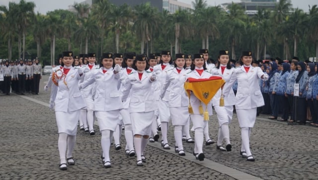 Upacara pengibaran bendera merah putih dalam rangka peringatan hari ibu ke 90 tahun 2018 di Monumen Nasional, Jakarta, (26/12/2018). (Foto: Irfan Adi Saputra/kumparan)