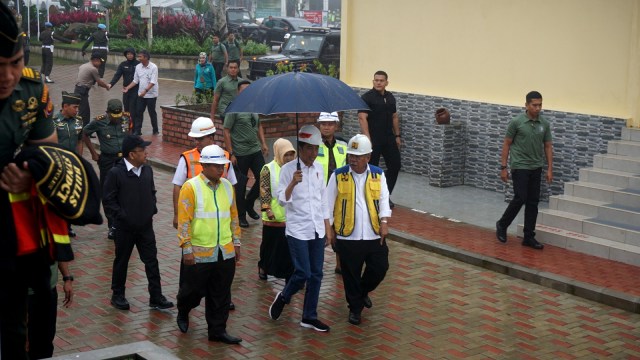 Presiden Joko Widodo tinjau Bendungan Sukamahi. (Foto: Yudhistira Amran Saleh/kumparan)