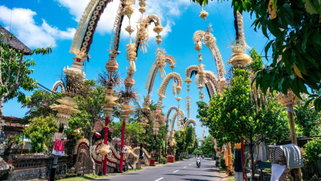 Penjor yang ramai menghiasai jalanan di Bali saat Galungan (Foto: Shutterstock)