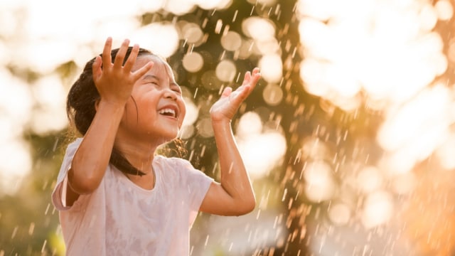 Kegembiraan anak mandi hujan (Foto: Shutterstock)