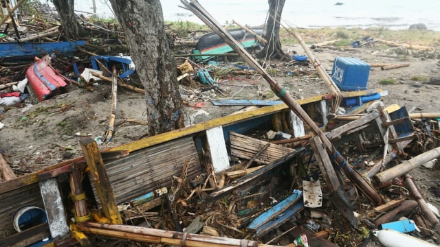 Perahu nelayan rusak usai dihantam gelombang tsunami di Desa Kenali, Rajabasa, Lampung Selatan. (Foto: Nugroho Sejati/kumparan)