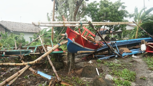 Perahu nelayan rusak usai dihantam gelombang tsunami di Desa Kenali, Rajabasa, Lampung Selatan. (Foto: Nugroho Sejati/kumparan)
