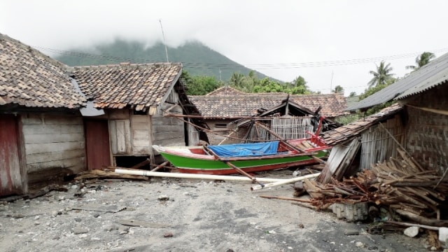 Situasi Desa Pulau Sebesi usai diterjang tsunami. (Foto: Dok. Syamsiar)