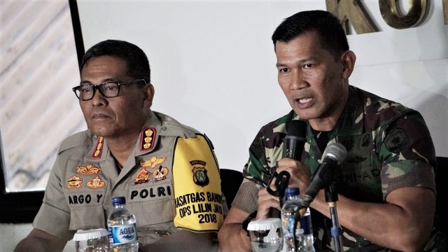 Kabid Humas PMJ Argo Yuwono (kiri), Kapendam Jaya Kolonel Inf Kristomei Sianturi (kanan), saat konferensi pers terkait penembakan Anggota TNI, Media Center, Kodam Jaya, Jakarta, Rabu (26/12/2018).  (Foto: Jamal Ramadhan/kumparan)