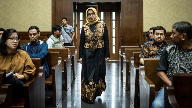 Terdakwa kasus suap PLTU Riau-1 Eni Maulani Saragih (tengah) berjalan memasuki ruangan untuk menjalani sidang lanjutan di Pengadilan Tipikor, Jakarta, Rabu (26/12/2018).  (Foto: ANTARA FOTO/Aprillio Akbar)