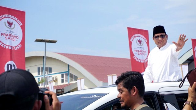 Prabowo mengunjungi kuburan massal korban Aceh di Desa Siron, Blangbintang, Banda Aceh. (Foto: Zuhri Noviandi/kumparan)