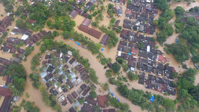 Foto aerial rumah yang terendam banjir di kawasan Labuhan, Pandeglang, Banten, Rabu (26/12/2018). Banjir terjadi akibat curah hujan tinggi yang ditambah air pasang.  (Foto: ANTARA FOTO/Akbar Nugroho Gumay)