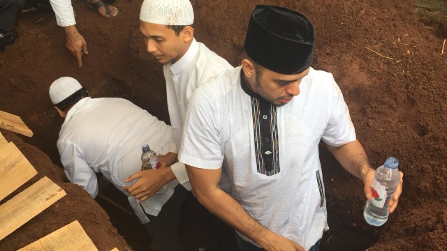 Aktor Ali Zainal turun ke liang lahat