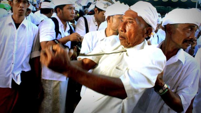 Tradisi Ngurek di Bali pada Hari Raya Galungan dan Kuningan (Foto: Flickr/wdasmarafoto)