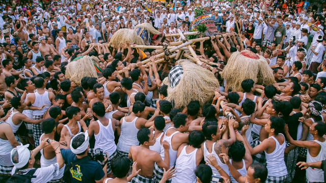 Tradisi Jempana pada Hari Raya Galungan dan Kuningan di Bali (Foto: Flickr/Wayan Mardana)