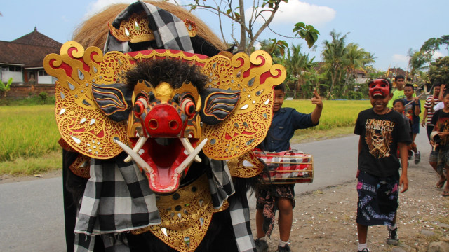 Tradisi Ngelawang Barong di Bali saat Hari Raya Galungan dan Kuningan (Foto: Flickr/Alain Secretan)
